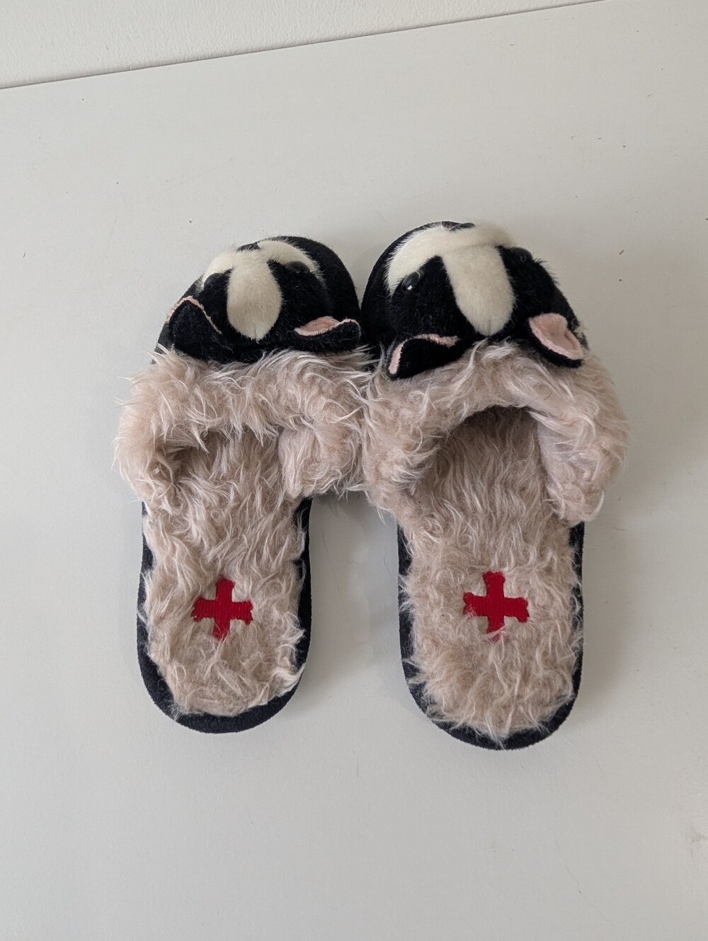 Black Bull Dog Slippers Rubber Bottom Size M 6.5-7.5 - Picture 2 of 3